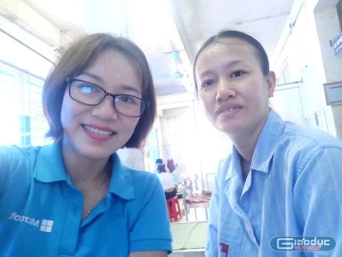 Cô Hà Vinh Tâm, Chuyên gia giáo dục Microsoft Việt Nam vào thăm cô giáo Cao Thị Bình tại bệnh viện (Ảnh: CTV)
