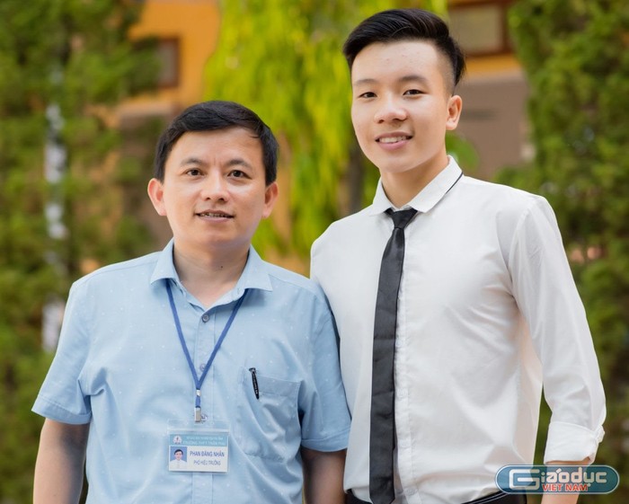 Nguyễn Đăng Phúc (bên phải) cùng thầy giáo Phan Đăng Nhân – người thầy truyền niềm đam mê toán học cho Phúc. (Ảnh: Nhân vật cung cấp)