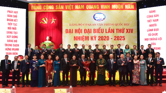 Chủ tịch Quốc hội Nguyễn Thị Kim Ngân, các Phó Chủ tịch Quốc hội chúc mừng Ban chấp hành nhiệm kỳ 2020-2025. (Ảnh: Đại biểu nhân dân)