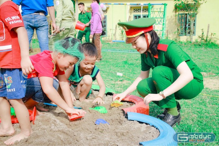 Đinh Song Thương trong chuyến tình nguyện làm sân chơi cho trẻ em miền núi. (Ảnh: Nhân vật cung cấp)