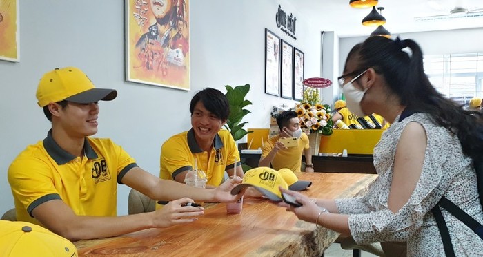 Sự xuất hiện của Tuấn Anh và Văn Toàn đã thu hút sự quan tâm của đông đảo sinh viên. Hai ngôi sao bóng đá của Câu lạc bộ Hoàng Anh Gia Lai đã giao lưu và ký tặng nón cho người hâm mộ.