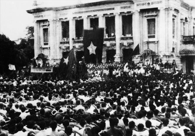 Cuộc mít tinh phát động khởi nghĩa giành chính quyền do Mặt trận Việt Minh tổ chức tại Nhà hát Lớn Hà Nội ngày 19/8/1945.(Ảnh: Tư liệu – TTXVN)