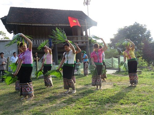Người Thái ở miền Tây Nghệ An múa xòe với lá cọ đón Tết Độc lập. (Ảnh: Antt.vn)