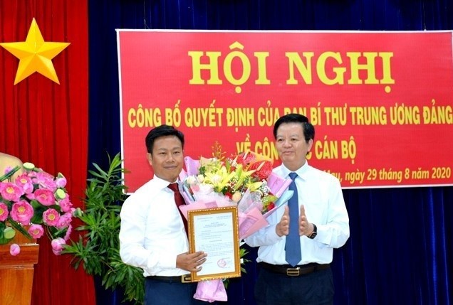 Đồng chí Mai Văn Chính trao quyết định và chúc mừng đồng chí Lê Quân.