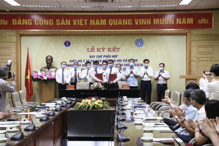 Quyền Bộ trưởng Bộ Y tế Nguyễn Thanh Long và Tổng Giám đốc Bảo hiểm xã hội Việt Nam Nguyễn Thế Mạnh ký Quy chế phối hợp giữa hai cơ quan.