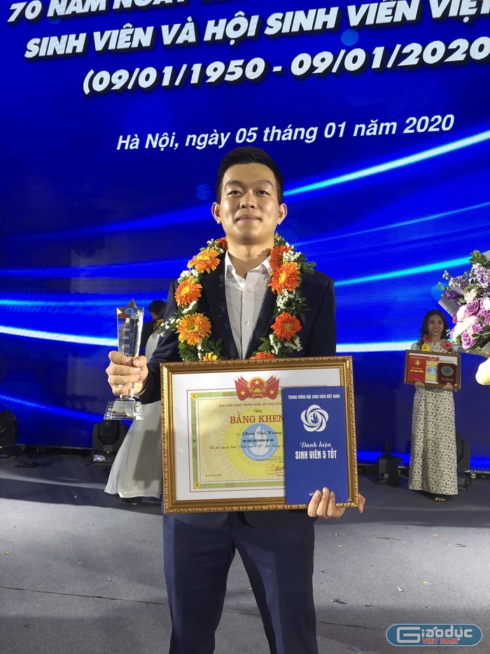 Phạm Văn Hoàng trong buổi lễ trao nhận giải thưởng sinh viên 5 tốt cấp Trung ương. (Ảnh: Nhân vật cung cấp)