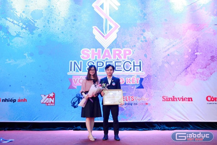 Huyền Trang trong vai trò là Trưởng Ban tổ chức của cuộc thi Hùng biện “Sharp in speed” (Ảnh: Nhân vật cung cấp)