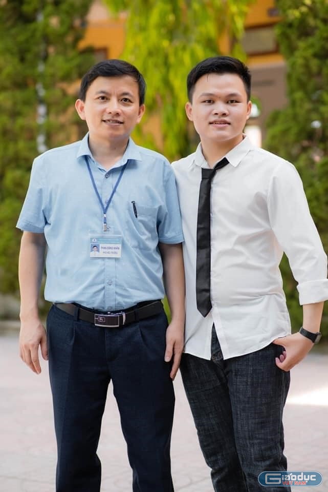 Nguyễn Kim Hùng cùng thầy giáo Phan Đăng Nhân – giáo viên dạy Toán của em (Ảnh: Nhân vật cung cấp)