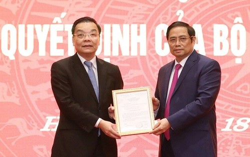 Trưởng Ban Tổ chức Trung ương Phạm Minh Chính trao quyết định của Bộ Chính trị cho đồng chí Chu Ngọc Anh. (Ảnh: VGP/Đoàn Bắc)