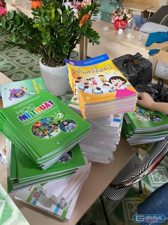 Nhờ sự nỗ lực của các thầy cô nên luôn có đủ sách cho học sinh ở những điểm trường xa xôi tại Hà Giang. (Ảnh: Nhân vật cung cấp)