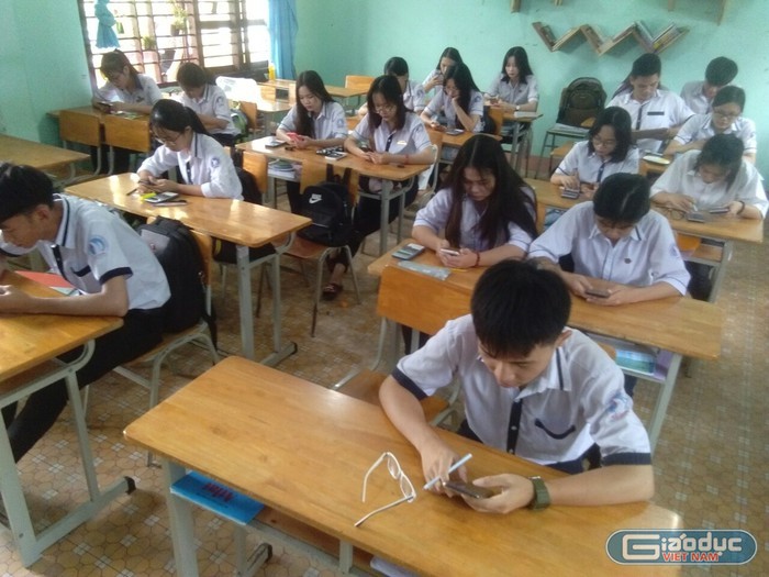 Học sinh Trường Trung học phổ thông Ngô Quyền, Phú Quý, Bình Thuận làm kiểm tra 15 phút môn Hóa học trên điện thoại di động. (Ảnh: Sơn Quang Huyến)