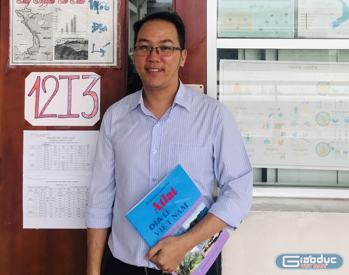 Thầy Nguyễn Chí Tuấn đã cho học sinh ứng dụng điện thoại để học tập hiệu quả, sáng tạo. (Ảnh: Nhân vật cung cấp)