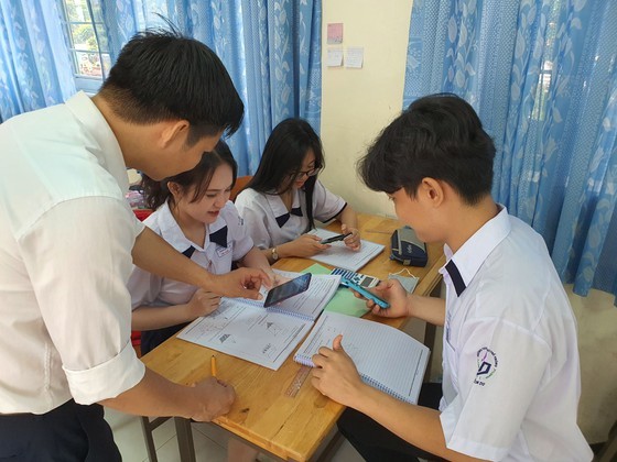 Học sinh sử dụng điện thoại di động để tra cứu thông tin trong giờ học. (Ảnh minh họa: Sggp.org.vn)
