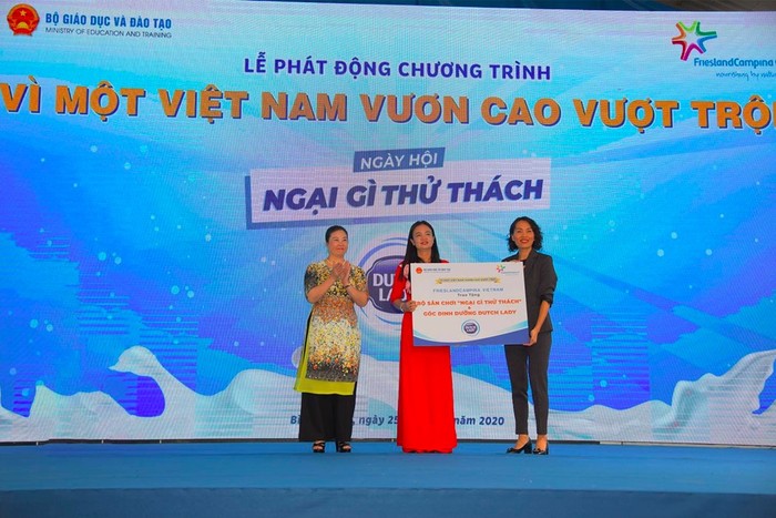 Đại diện Bộ Giáo dục và Đào tạo và nhãn hàng Cô Gái Hà Lan chính thức bàn giao các hạng mục đầu tư cho trường Phú Hòa 3, đánh dấu cột mốc quan trọng trong chương trình hợp tác chiến lược “Vì Một Việt Nam vươn cao vượt trội”.