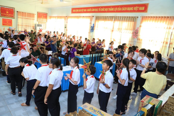 Các em học sinh tổ chức lễ rước ông Trăng cùng các bác thương bệnh binh.