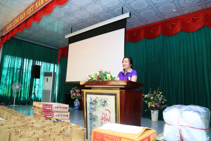 Cô Nguyễn Thị Sông Thương, Hiệu trưởng Trường Trung học cơ sở Nguyễn An Ninh phát biểu tại buổi gặp gỡ thương binh với giáo viên và học sinh.