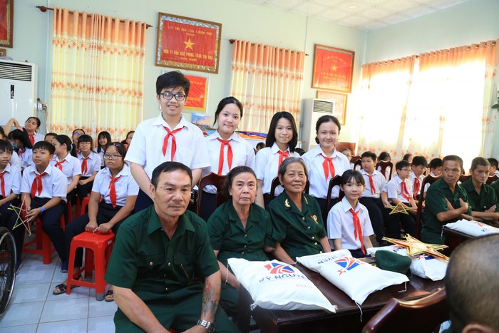 Học sinh cùng các bác thương bệnh binh nghe chia sẻ truyền thống anh hùng của Quân đội Việt Nam trong kháng chiến giành độc lập và bảo vệ Tổ quốc.
