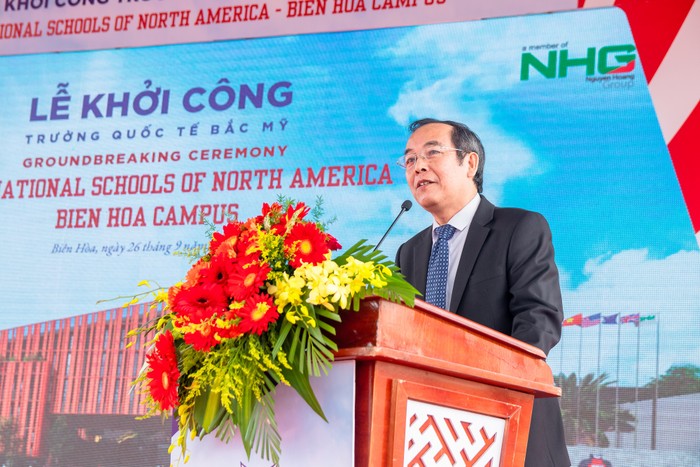Tiến sĩ Đỗ Mạnh Cường – Phó Tổng giám đốc Tập đoàn giáo dục Nguyễn Hoàng phát biểu tại Lễ khởi công SNA Biên Hòa.