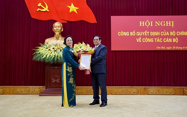 Trưởng Ban Tổ chức Trung ương Phạm Minh Chính trao Quyết định và tặng hoa chúc mừng đồng chí Phạm Thị Thanh Trà. (Ảnh:Tiến Lập)