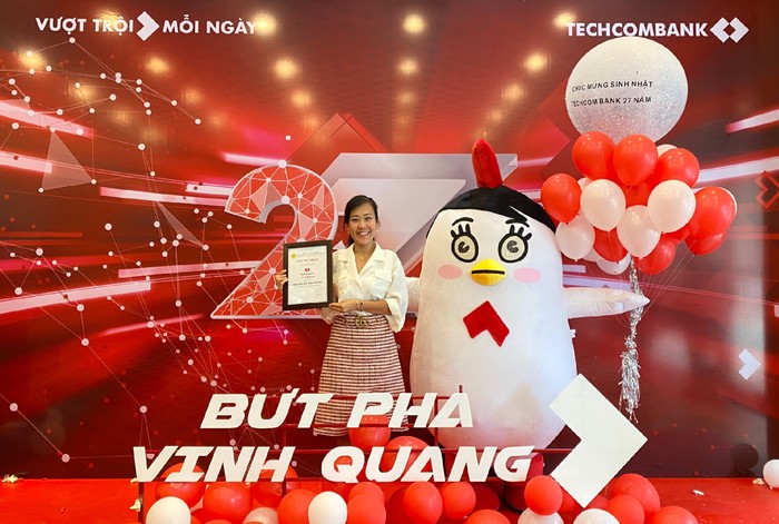 Bà Thái Minh Diễm Tú – Giám đốc Khối Tiếp thị đại diện Ngân hàng Techcombank nhận giải thưởng trong buổi lễ.