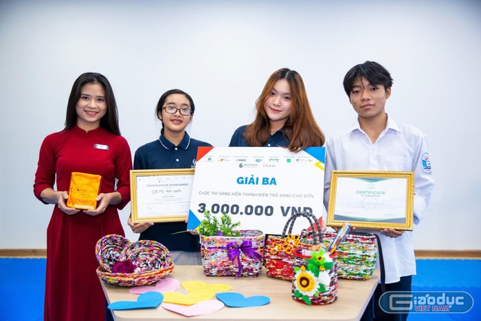 Sáng kiến tái chế vỏ mì tôm của Câu lạc bộ đã xuất sắc giành Giải Ba trong vòng Chung kết cuộc thi Sáng kiến Thanh niên “Trả xanh cho biển” (To blue the blue) do VNMAM và Quỹ ASEAN tổ chức. Ảnh: Nhân vật cung cấp.