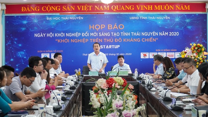 Giáo sư Phạm Hồng Quang – Tỉnh ủy viên, Bí thư Đảng ủy, Chủ tịch Hội đồng, Giám đốc Đại học Thái Nguyên phát biểu tại buổi họp báo.