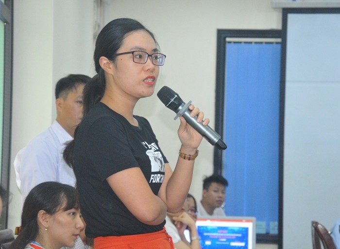 Nhà báo Phương Linh – Đài Phát thanh và Truyền hình tỉnh Thái Nguyên đặt câu hỏi với Ban Tổ chức chương trình.