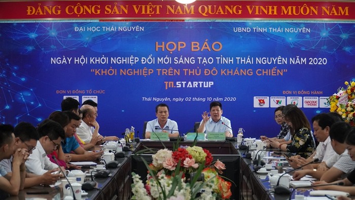 Tiến sĩ Phạm Quốc Chính – Giám đốc Sở Khoa học và Công nghệ tỉnh Thái Nguyên trả lời các câu hỏi của các cơ quan thông tấn, báo chí tại buổi họp báo.