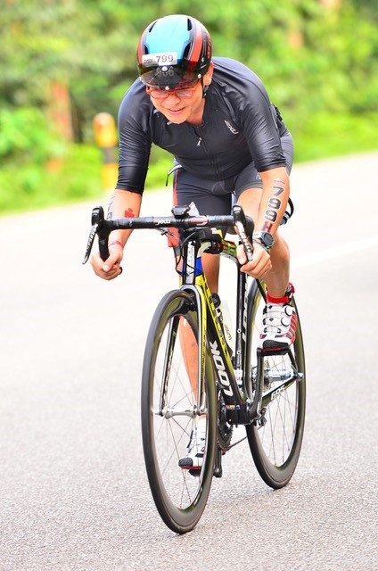Giáo sư Dương Nguyên Vũ trên đường đua tại cuộc thi Ironman 70.3 Bintan, Indonesia 2016.