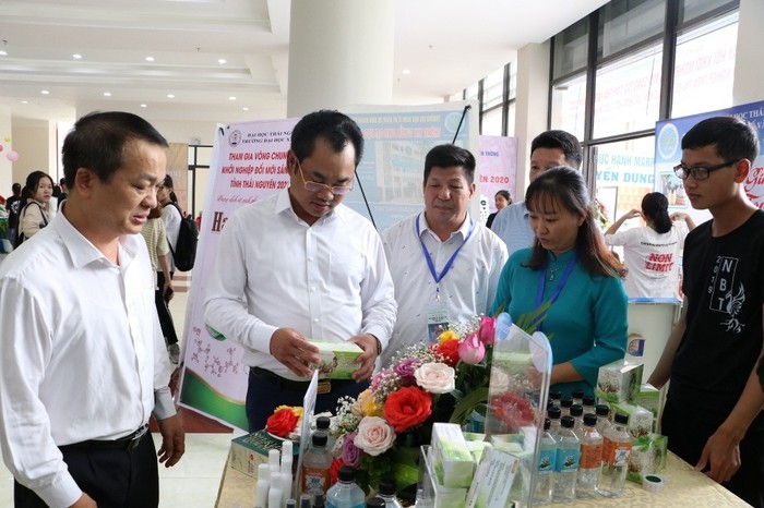 Lãnh đạo tỉnh Thái Nguyên và Đại học Thái Nguyên tham quan gian trưng bày các ý tưởng/dự án tại chương trình.