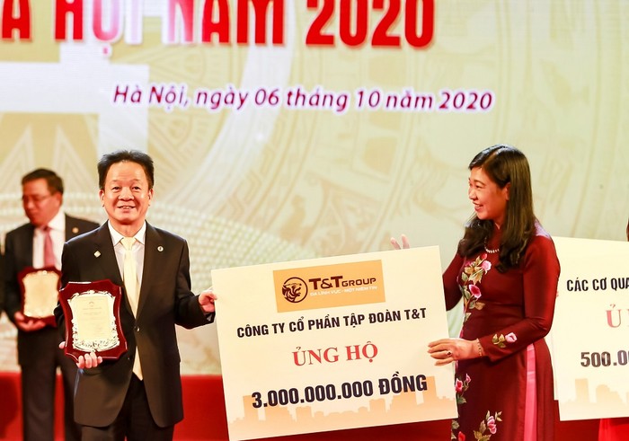 Chủ tịch Hội đồng quản trị kiêm Tổng giám đốc Tập đoàn T&amp;T Group - Ông Đỗ Quang Hiển trao ủng hộ Quỹ Vì người nghèo của thành phố Hà Nội