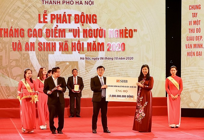 Tổng Giám đốc Ngân hàng SHB – Ông Nguyễn Văn Lê trao ủng hộ Quỹ Vì người nghèo của thành phố Hà Nội