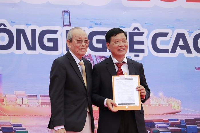 Giáo sư Trần Hồng Quân – Chủ tịch Hiệp hội Các trường đại học, cao đẳng Việt Nam chúc mừng Trường Cao đẳng Công nghệ cao Đồng An là thành viên chính thức của Hiệp hội.