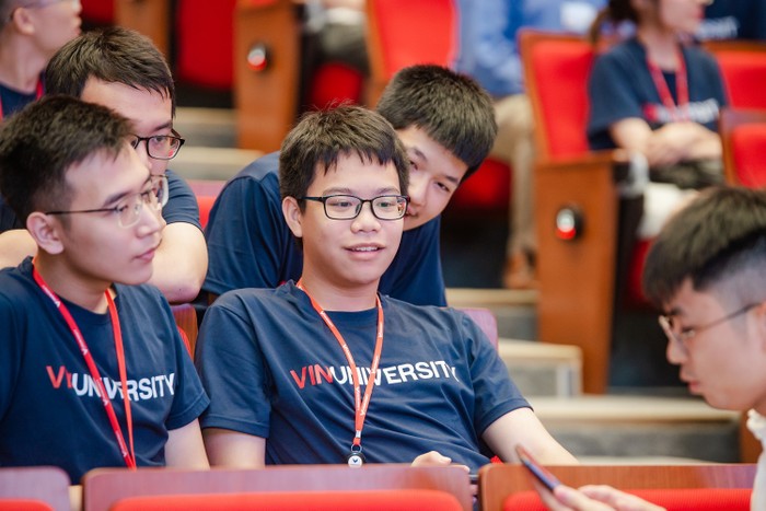 Nguyễn Duy Minh (giữa) từng sẵn sàng “xách vali lên và đi du học”, nhưng kế hoạch đã rẽ hướng mới khi ứng tuyển vào VinUni và nhận học bổng toàn phần chuyên ngành Khoa học Máy tính.