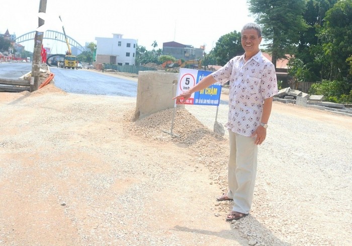 Ông Trần Văn Quý đứng trên mảnh đất vốn là căn nhà của gia đình mình, nay đã được giải phóng mặt bằng nhường đất cho dự án trục đường Hồ Sen - Cầu Rào 2.