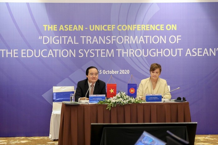 Bộ trưởng Phùng Xuân Nhạ nhấn mạnh việc tiếp cận kỹ năng chuyển đổi số đối với học sinh và giáo viên. (Ảnh: Bộ Giáo dục và Đào tạo)