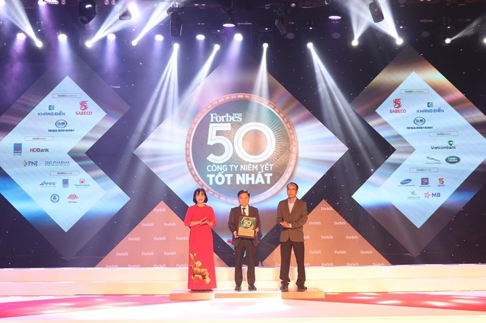 Ông Hoàng Long Hội – Đại diện lãnh đạo Techcombank nhận danh hiệu tại lễ vinh danh.