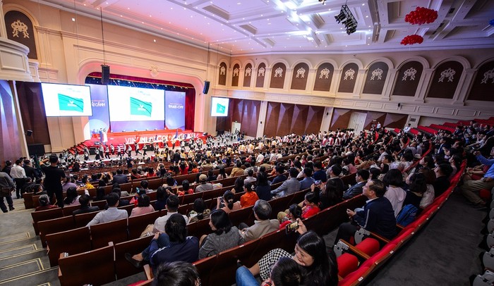 Lễ khai giảng đầu tiên của Đại học VinUni thu hút khoảng 1.000 đại biểu là các giáo sư, nhà khoa học, phụ huynh, sinh viên tham dự.
