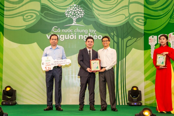 Chủ tịch Câu lạc bộ Đỗ Vinh Quang đại diện Hà Nội FC trao tặng ủng hộ, đồng hành cùng Quỹ &quot;Vì người nghèo&quot; .