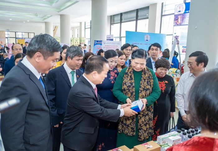 Đồng chí Tòng Thị Phóng và đoàn công tác, lãnh đạo tỉnh Thái Nguyên, Đại học Thái Nguyên tham quan một số sản phẩm khoa học công nghệ của Đại học Thái Nguyên.