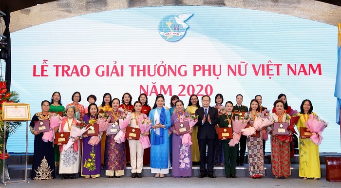 Các cá nhân và tập thể được vinh danh Giải thưởng Phụ nữ Việt Nam 2020.