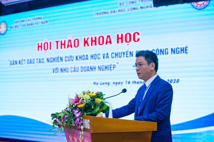 Tiến sĩ Hoàng Hùng Thắng - Bí thư Đảng uỷ, Hiệu trưởng Trường Đại học Công nghiệp Quảng Ninh phát biểu khai mạc Hội thảo.