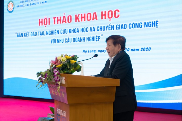 Phó giáo sư Trần Xuân Nhĩ – Phó chủ tịch Hiệp hội các trường Đại học, Cao đẳng Việt Nam, nguyên Thứ trưởng Bộ Giáo dục và Đào tạo phát biểu tại hội thảo.