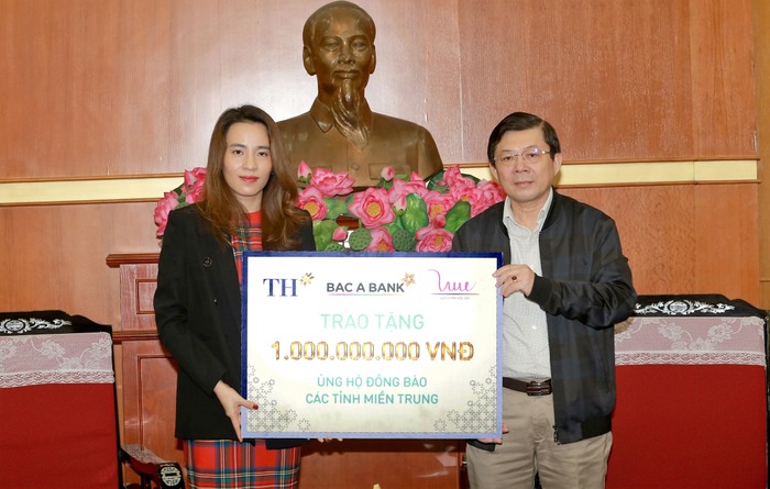 Bà Trần Thị Như Trang trao tiền ủng hộ đồng bào miền Trung qua Ủy ban Trung ương Mặt trận Tổ quốc Việt Nam.