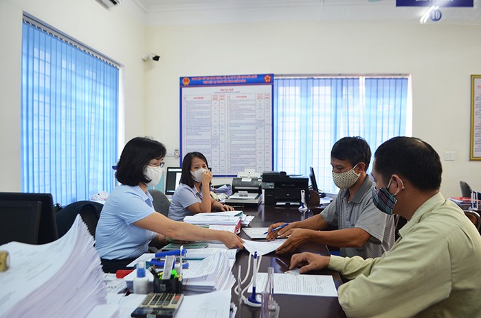 Tiếp nhận hồ sơ và trả kết quả giải quyết các thủ tục hành chính về Bảo hiểm xã hội tại Trung tâm Hành chính công Thành phố Uông Bí. (Ảnh: quangninh.baohiemxahoi.gov.vn)