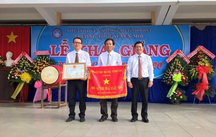 Thầy Võ Thanh Minh thay mặt nhà trường nhận Cờ thi đua Đơn vị xuất sắc năm học 2018-2019 của Ủy ban nhân dân Tỉnh Bà Rịa – Vũng Tàu.