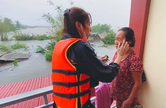 Ca sĩ Thủy Tiên đến vùng lũ để cứu trợ bà con. (Ảnh: Facebook Thủy Tiên)