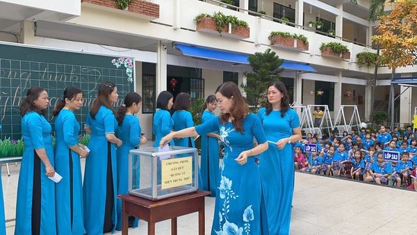 Giáo viên Trường Tiểu học Quang Trung (thành phố Vũng Tàu) nhiệt tình ủng hộ quỹ vì miền Trung thân yêu.