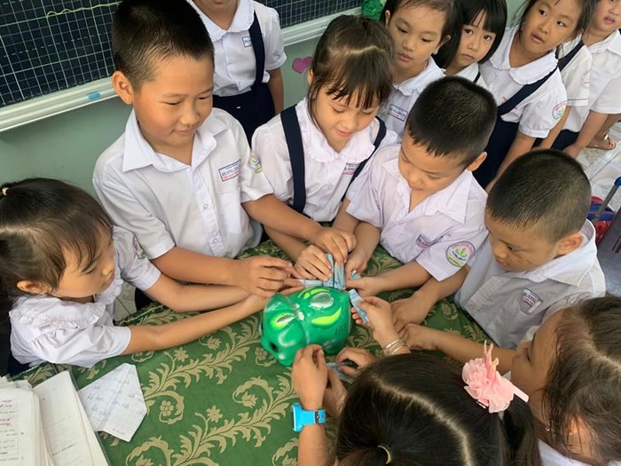 Học sinh lớp 2A4 Trường Tiểu học Quang Trung thành phố Vũng Tàu nuôi heo ủng hộ quỹ vì miền Trung thân yêu.