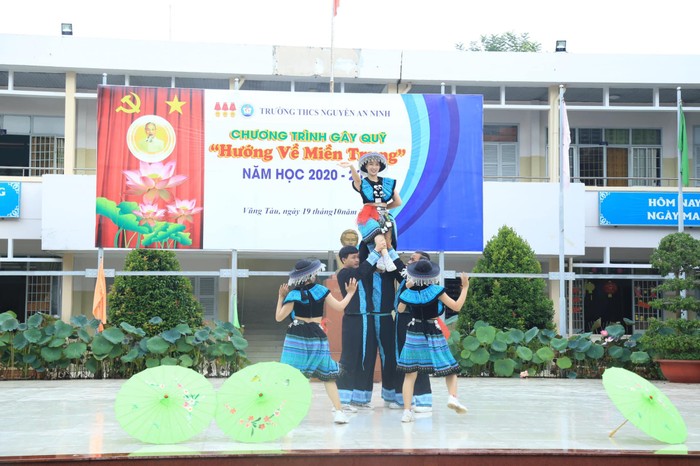 Học sinh Trường Trung học cơ sở Nguyễn An Ninh biểu diễn văn nghệ gây quỹ Hướng về miền Trung.